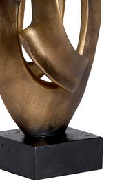 Nahaufnahme eines goldenen Ornaments auf einem schwarzen Sockel, seitliche Perspektive