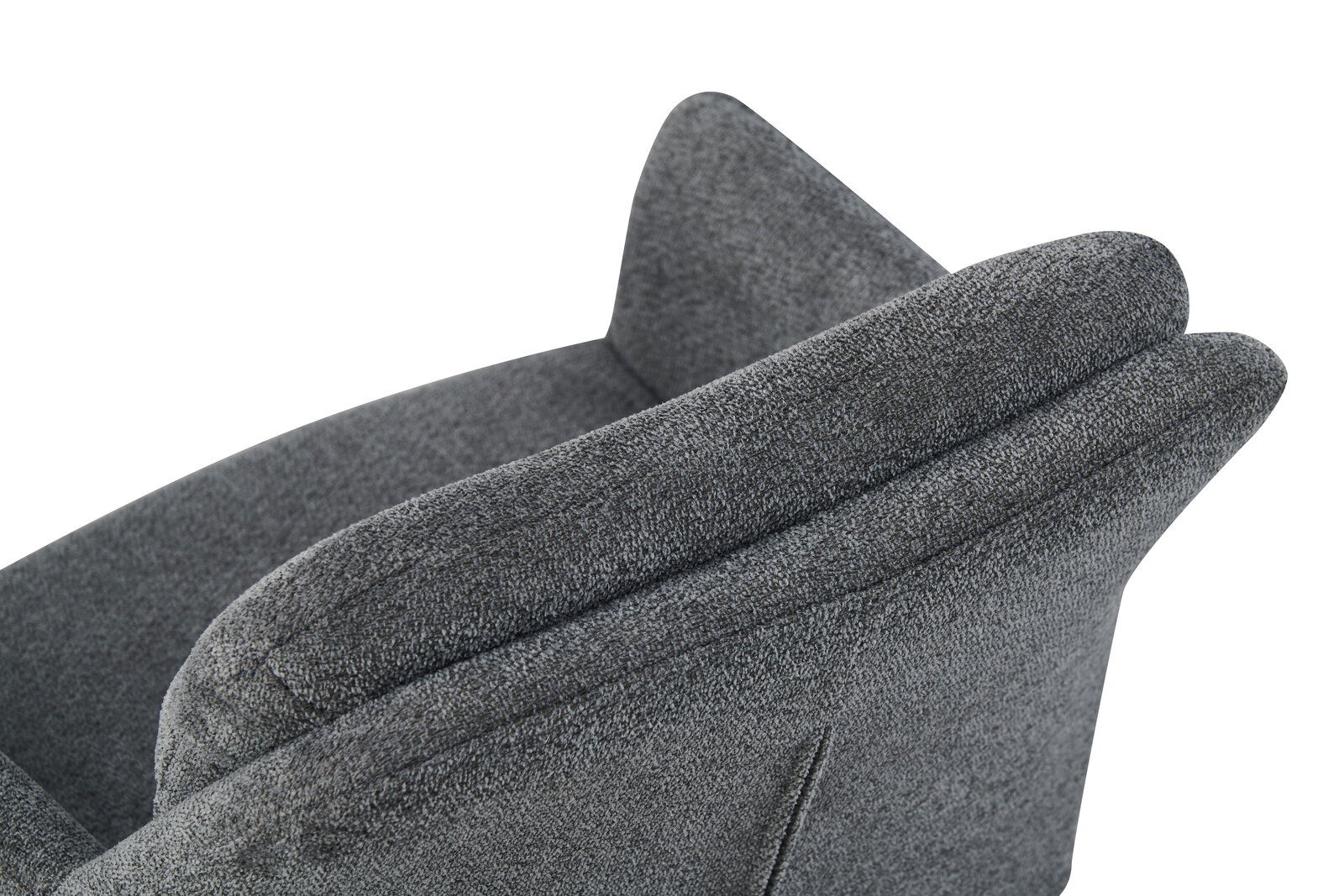 Detailaufnahme eines grauen, stoffbezogenen Polstersessels mit gepolsterter Armlehne und Rückenlehne, schräg von hinten/oben fotografiert