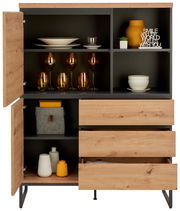 Highboard aus Holz mit offenen Türen und Schubladen, gefüllt mit Geschirr und Dekorationen, Frontalansicht