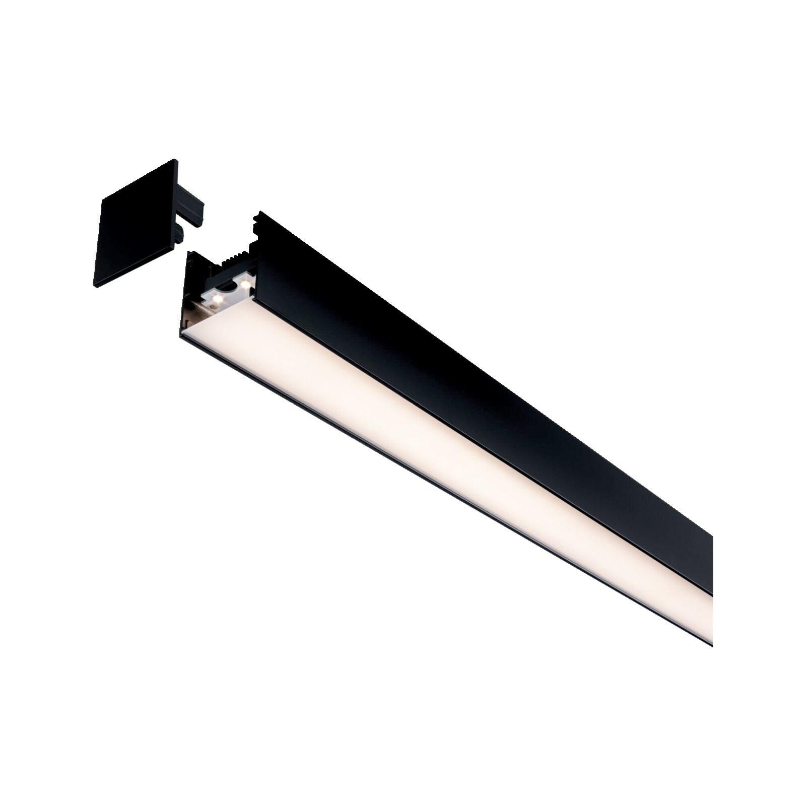 Schwarze lineare LED-Leuchte/Profil mit opaler Diffusor-Abdeckung und abgenommenem Endstück, freigestellt auf weißem Hintergrund, in schräger Perspektive von oben (3/4-Ansicht)
