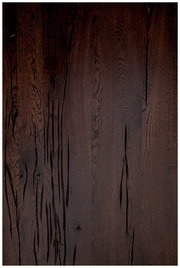 Dunkle Holzmaserung einer Tischplatte aus der Vogelperspektive