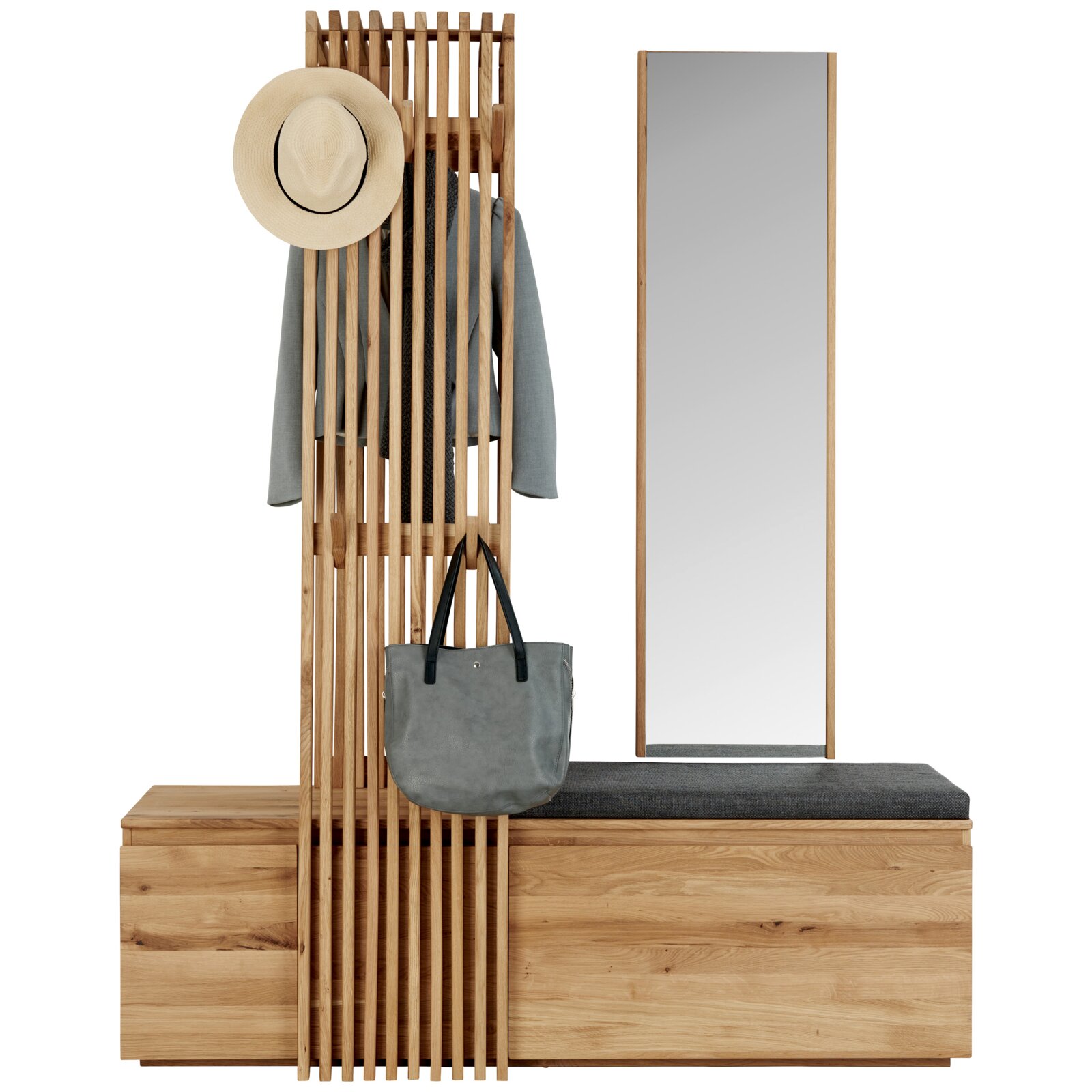 Moderne Garderobe aus hellem Holz mit Lamellenpaneel, Hut- und Taschenhaken, gepolsterter Sitzbank und großem Standspiegel; Frontansicht leicht seitlich