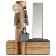 Moderne Garderobe aus hellem Holz mit Lamellenpaneel, Hut- und Taschenhaken, gepolsterter Sitzbank und großem Standspiegel; Frontansicht leicht seitlich