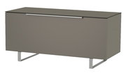 TV-Lowboard Moderano Serie BORMIO in grauer Farbe, frontale Perspektive, mit modernem Design und Metallfüßen