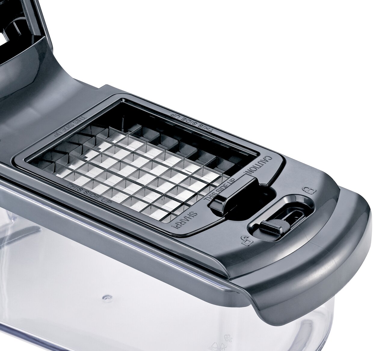 Nahaufnahme eines Zwiebel- und Gemüsewürflers mit Gittereinsatz und Auffangbehälter, von oben betrachtet.