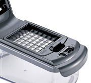 Nahaufnahme eines Zwiebel- und Gemüsewürflers mit Gittereinsatz und Auffangbehälter, von oben betrachtet.