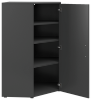 Eckkommode in dunklem Design mit geöffneter Tür, zeigt mehrere Regalböden, Perspektive von vorne.