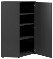 Eckkommode in dunklem Design mit geöffneter Tür, zeigt mehrere Regalböden, Perspektive von vorne.