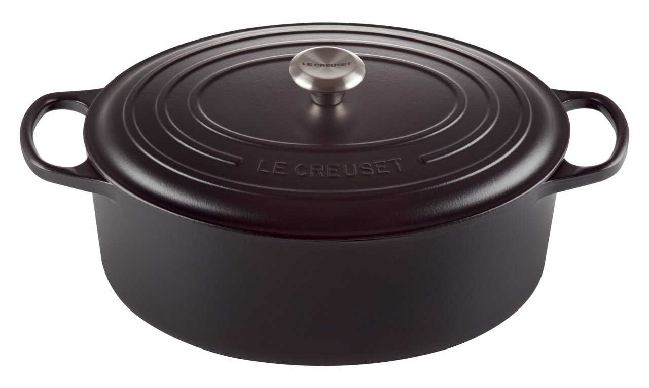 Schwarzer ovaler Bräter von Le Creuset, 35 cm, aus seitlicher Perspektive