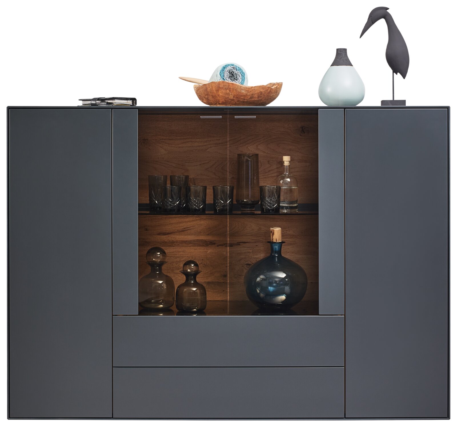 Modernes Highboard mit dunklen Türen und Glasvitrine, dekoriert mit Vasen und Gläsern, frontale Ansicht