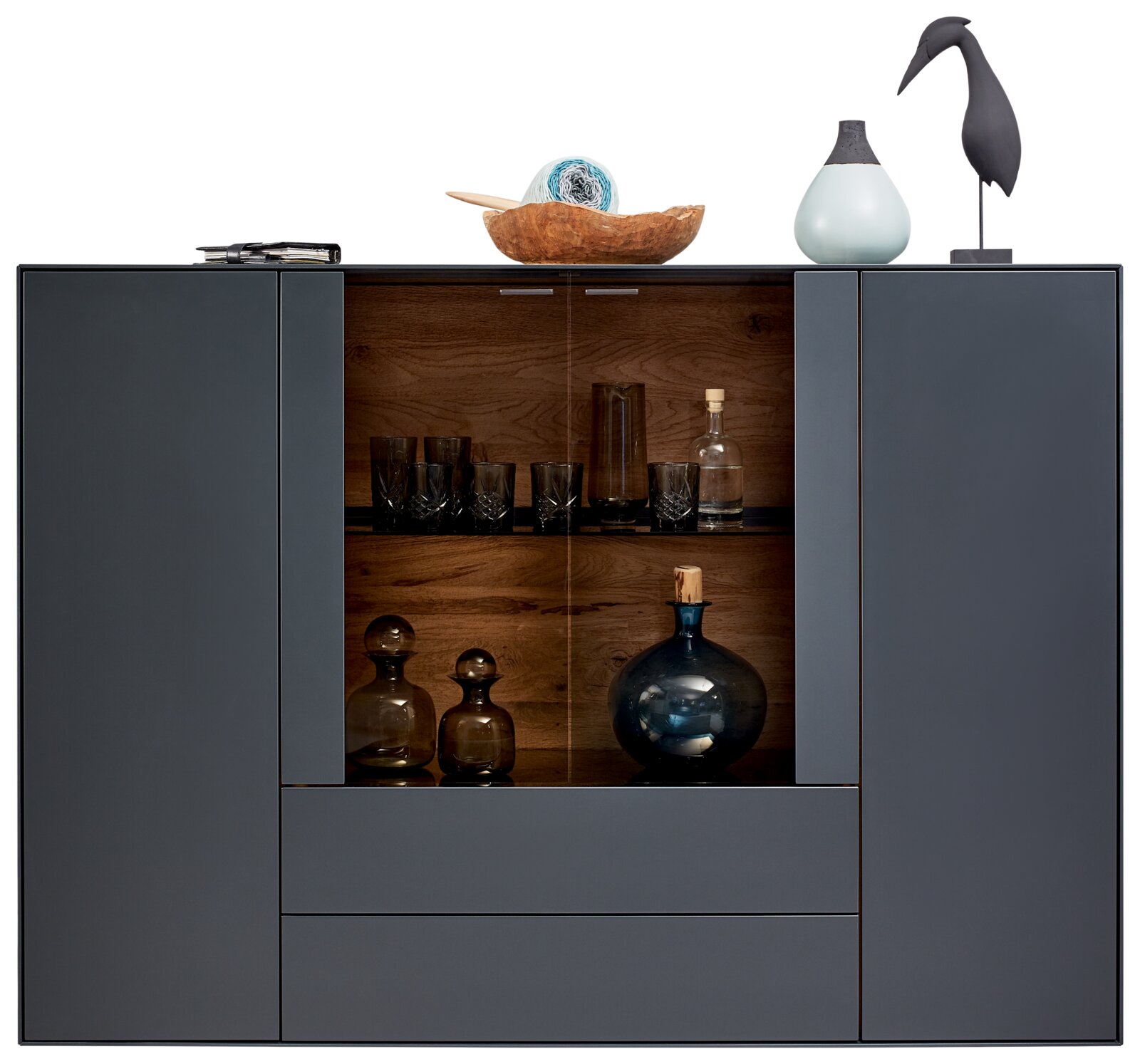 Modernes Highboard mit dunklen Türen und Glasvitrine, dekoriert mit Vasen und Gläsern, frontale Ansicht