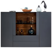 Modernes Highboard mit dunklen Türen und Glasvitrine, dekoriert mit Vasen und Gläsern, frontale Ansicht