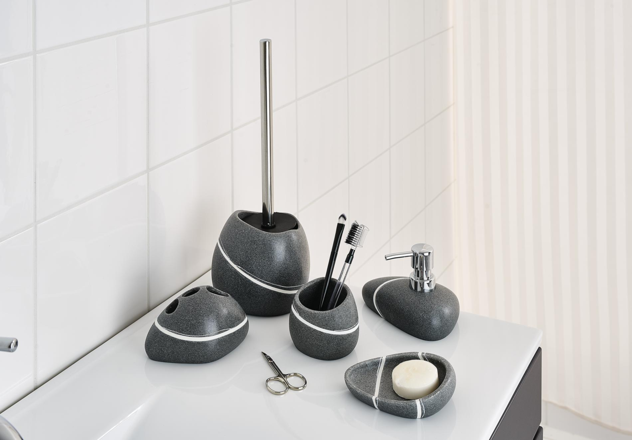 Sadena Zahnputzbecher LITTLE ROCK Badezimmer-Set aus grauem Stein mit weißen Streifen, bestehend aus Seifenspender, Zahnbürstenhalter, Becher, Seifenschale und Toilettenbürstenhalter, auf einem weißen Waschbecken von vorne fotografiert.