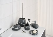 Badezimmer-Set aus grauem Stein mit weißen Streifen, bestehend aus Seifenspender, Zahnbürstenhalter, Becher, Seifenschale und Toilettenbürstenhalter, auf einem weißen Waschbecken von vorne fotografiert.