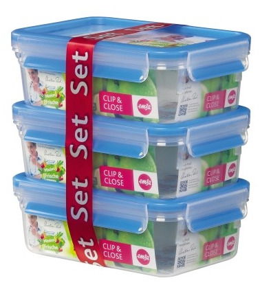 Emsa 3er Dose CLIP & CLOSE Dreier-Set von transparenten Frischhaltedosen mit blauem Deckel, gestapelt und mit rotem Band umwickelt, seitliche Perspektive.