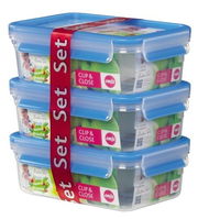 Dreier-Set von transparenten Frischhaltedosen mit blauem Deckel, gestapelt und mit rotem Band umwickelt, seitliche Perspektive.