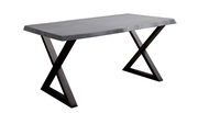 Moderner Esstisch mit X-förmigen Beinen aus schwarzem Metall und einer rechteckigen Tischplatte aus Holz, seitliche Perspektive.