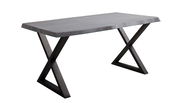 Moderner Esstisch mit X-förmigen Beinen aus schwarzem Metall und einer rechteckigen Tischplatte aus Holz, seitliche Perspektive.