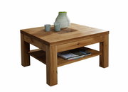 Holz-Couchtisch mit quadratischer Form, dekoriert mit einer Vase und zwei Bechern, seitliche Perspektive