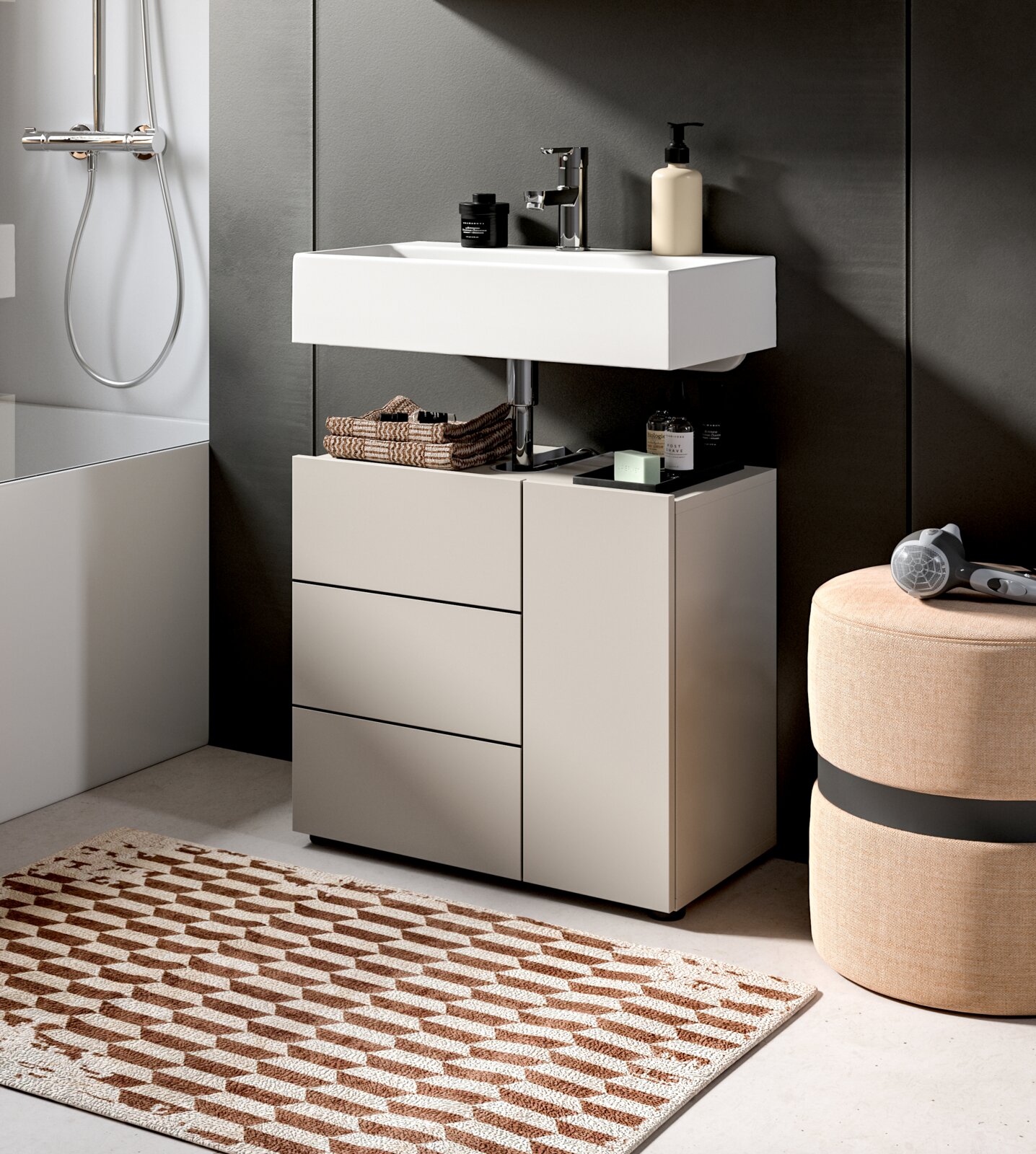Modernes Badezimmer-Waschtisch-Set mit weißem Aufsatzwaschbecken, Armatur und Unterschrank mit Schubladen vor grauer Wand, perspektivisch in leicht schräger Frontansicht.