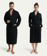 Zwei Personen in schwarzen Bademänteln mit Schalkragen, frontal fotografiert.