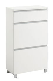 Weißer Schuhschrank mit drei Klappen, frontal fotografiert.