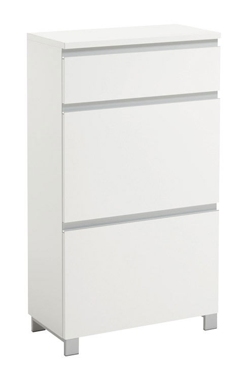 Weißer Schuhschrank mit drei Klappen, frontal fotografiert.