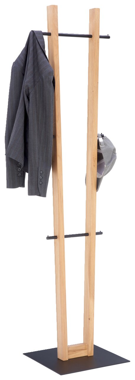 Moderne houten kledingstandaard met een zwarte metalen voet, afgebeeld van voren, met een colbert en een pet eroverheen.