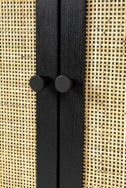 Nahaufnahme eines Sideboards mit schwarzem Holzrahmen und geflochtenem Rattan-Muster, frontal betrachtet.