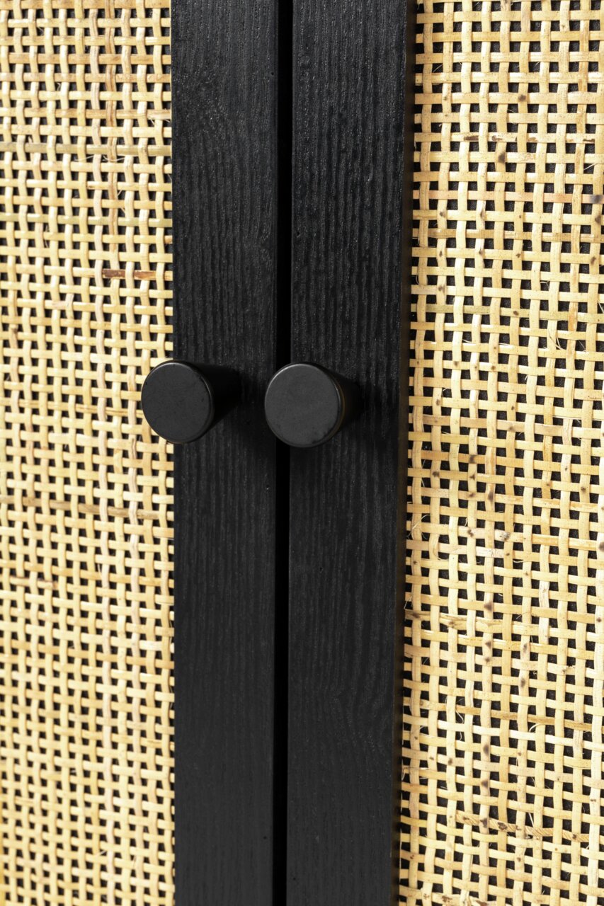 Nahaufnahme eines Sideboards mit schwarzem Holzrahmen und geflochtenem Rattan-Muster, frontal betrachtet.