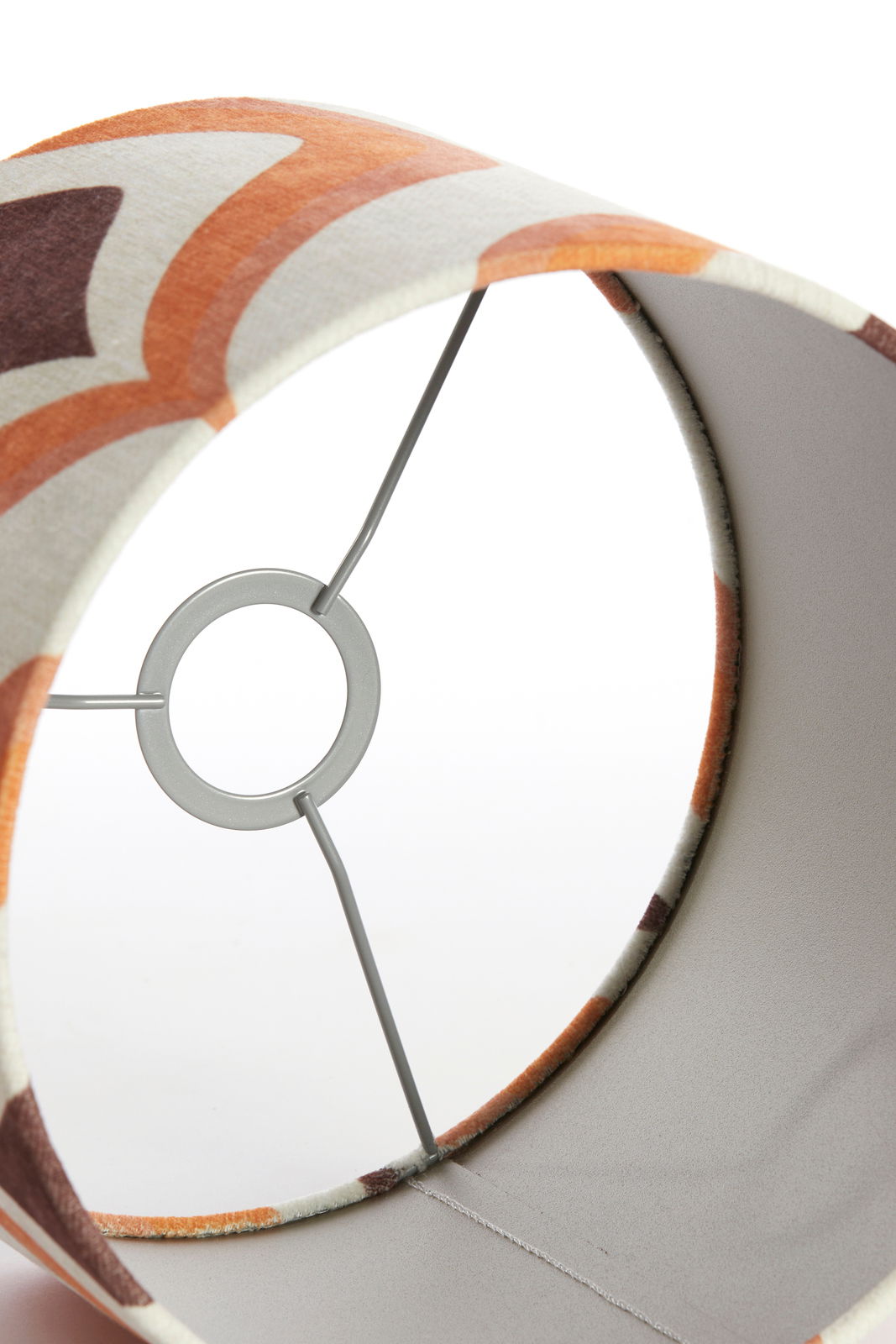 Nahaufnahme eines Lampenschirms mit buntem Muster, von innen betrachtet.