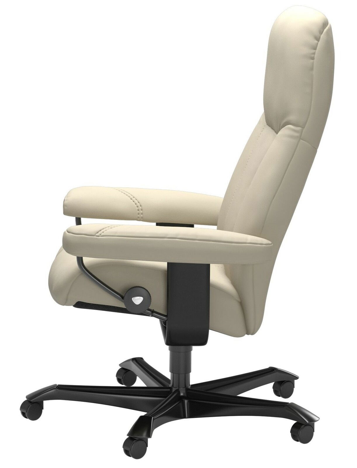 Beiger Chefsessel aus seitlicher Perspektive mit schwarzem Fußkreuz und Rollen