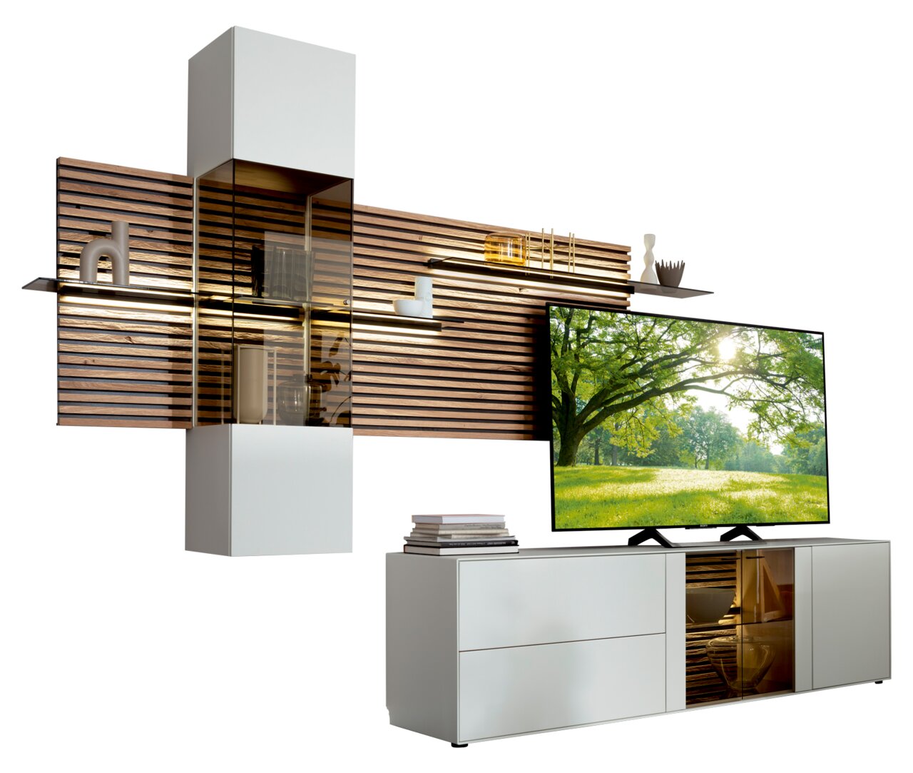Moderne Wandkombination mit Holzpaneelen, Glasvitrine und weißem Unterschrank, seitliche Perspektive