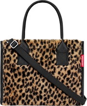 Vorderansicht einer rechteckigen Handtasche/Shopper aus flauschigem Kunstfell im Leopardenmuster mit schwarzen Tragegriffen und verstellbarem Schultergurt, seitlichem rotem reisenthel-Label, freigestellt auf weißem Hintergrund