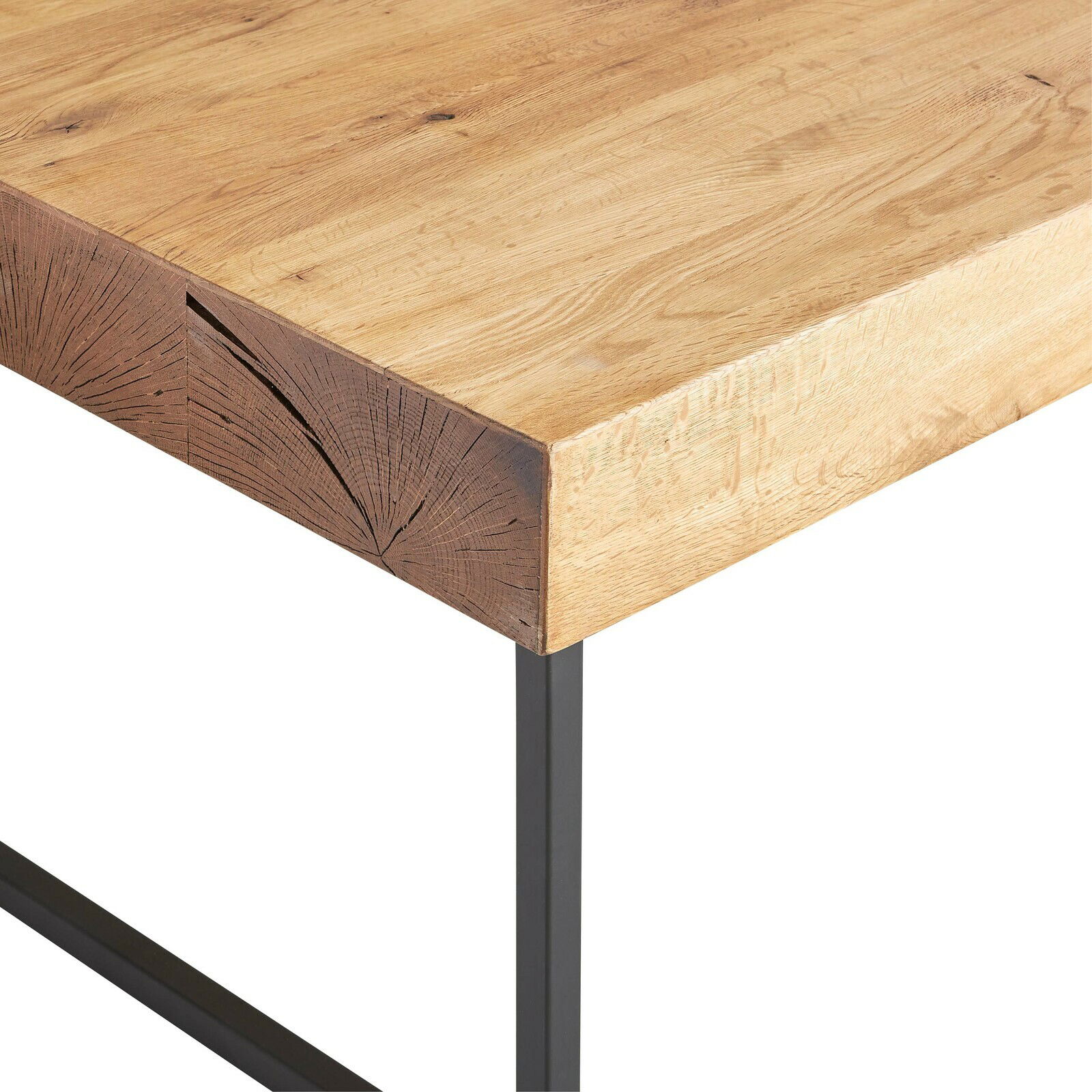 Detailansicht eines Couchtisches mit einer Tischplatte aus hellem Holz und dunklen Metallbeinen, Perspektive von der Ecke.