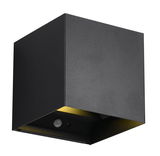 Schwarze, würfelförmige Akku-Wandleuchte TALENT aus seitlicher Perspektive mit goldener Innenfläche.