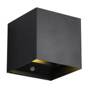 Schwarze, würfelförmige Akku-Wandleuchte TALENT aus seitlicher Perspektive mit goldener Innenfläche.