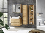 Moderner Spiegelschrank in einem stilvollen Badezimmer mit Holzverkleidung, seitlicher Perspektive.