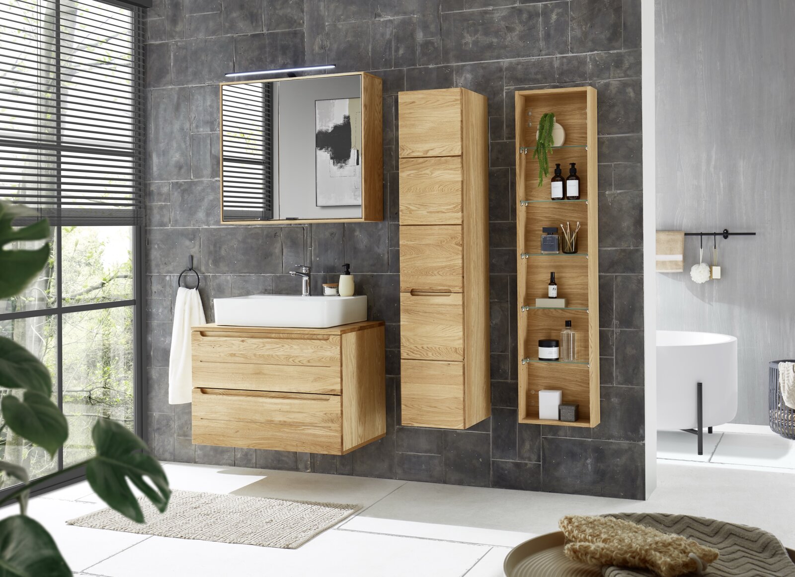 Moderner Spiegelschrank in einem stilvollen Badezimmer mit Holzverkleidung, seitlicher Perspektive.