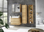 Moderner Spiegelschrank in einem stilvollen Badezimmer mit Holzverkleidung, seitlicher Perspektive.