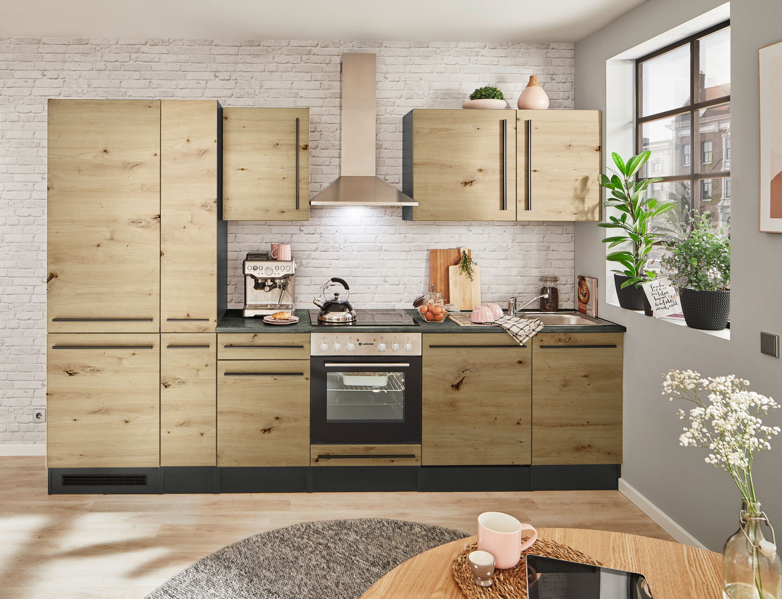 Moderne Küchenzeile in Holzoptik mit Elektrogeräten und Dekoration, seitliche Perspektive