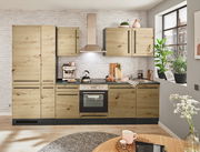 Moderne Küchenzeile in Holzoptik mit Elektrogeräten und Dekoration, seitliche Perspektive