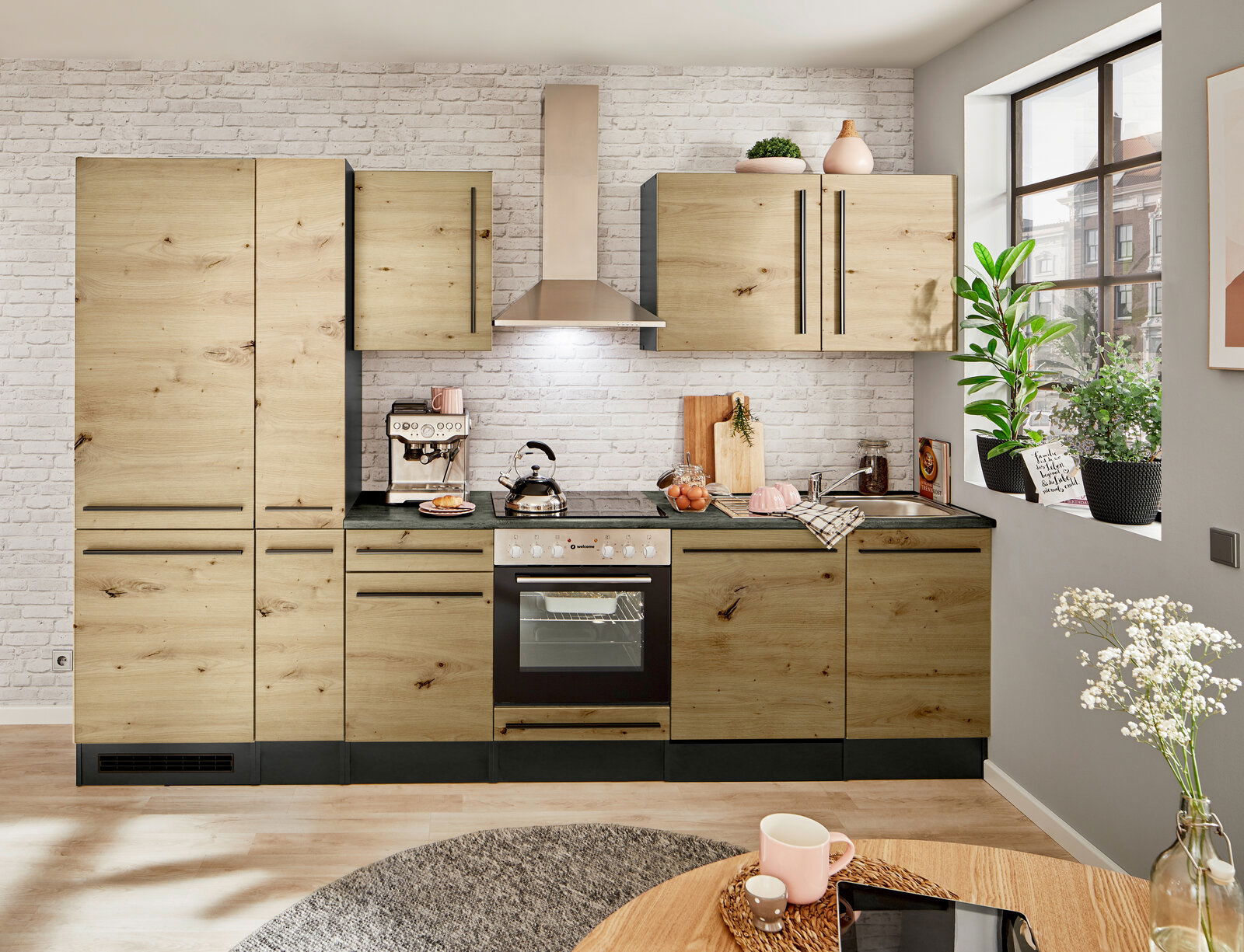 Moderne Küchenzeile in Holzoptik mit Elektrogeräten und Dekoration, seitliche Perspektive