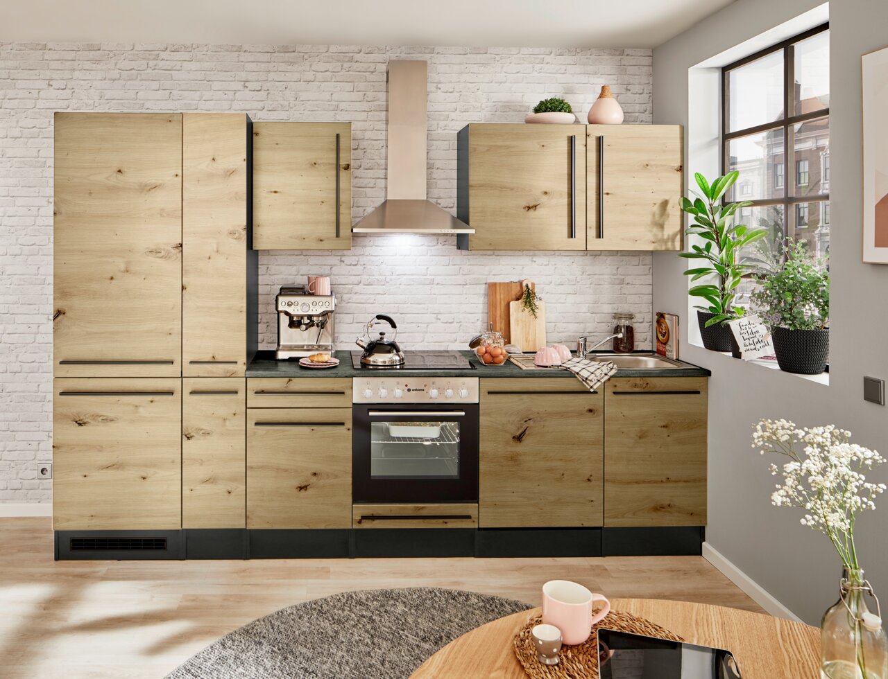 Moderne Küchenzeile in Holzoptik mit Elektrogeräten und Dekoration, seitliche Perspektive