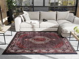 Orientteppich in einem modernen Wohnzimmer, von oben betrachtet, mit einem beigen Sofa und einem Couchtisch.
