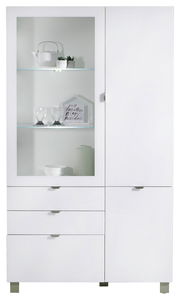 Weiße Vitrine mit Glastür und mehreren Schubladen, frontal fotografiert. Dekoriert mit Teekanne, Gläsern und Pflanzen.