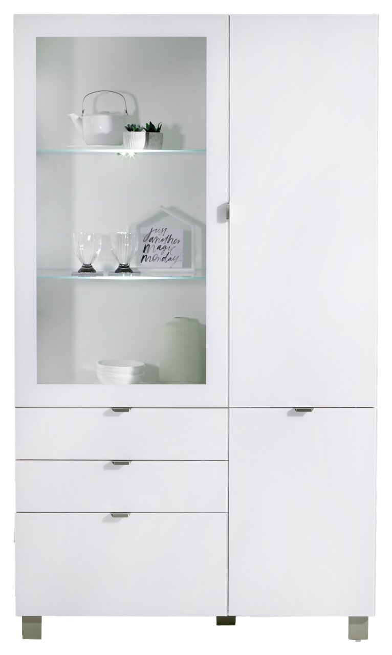 Weiße Vitrine mit Glastür und mehreren Schubladen, frontal fotografiert. Dekoriert mit Teekanne, Gläsern und Pflanzen.