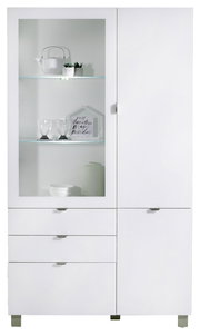 Weiße Vitrine mit Glastür und mehreren Schubladen, frontal fotografiert. Dekoriert mit Teekanne, Gläsern und Pflanzen.