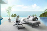 Moderner Gartentisch auf einer Terrasse mit Meerblick, seitliche Perspektive
