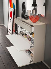 Moderner Hängeschuhschrank mit zwei offenen Klappen, gefüllt mit verschiedenen Schuhen, seitliche Perspektive.